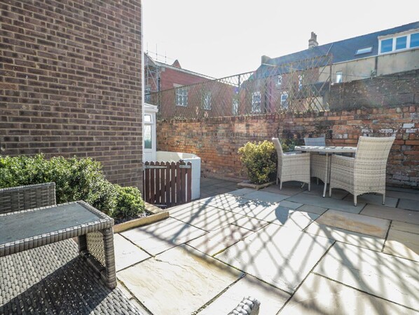 Outdoor dining - Chapel Cottage with Off-Road Parking (Filey)