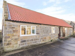 Exterior - Stable Cottage Retreat - WiFi Included (Whitby)