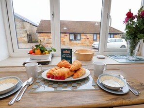 Dining - Stable Cottage Retreat - WiFi Included (Whitby)