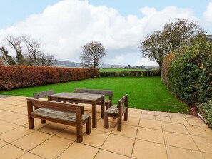 Outdoor dining - Stable Cottage Retreat - WiFi Included (Whitby)