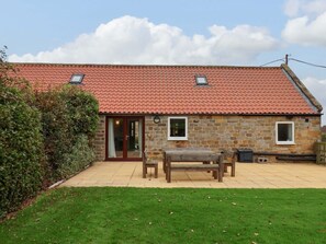 Outdoor dining - Stable Cottage Retreat - WiFi Included (Whitby)