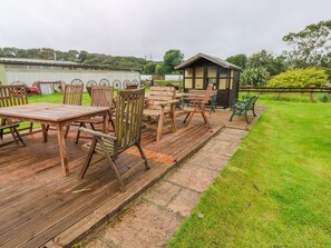 Outdoor dining - Shepherds Hut - The Hurdle, Rosemarket (Milford Haven)