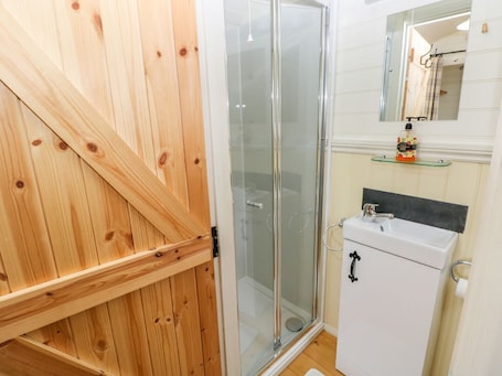シャワー. Shepherds Hut - The Hurdle, Rosemarket