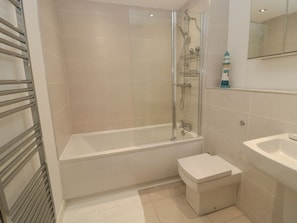 Shower - Summer Rose, Craster (Craster)