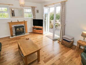 Living area - TYN Y GIAT: Cozy Bungalow (Llanfairpwllgwyngyll)
