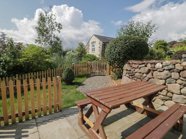 Outdoor dining - No 4 The Shippon, Llannerch-Y-Medd (Llangefni)
