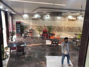 Deluxe Room, City View | Dining