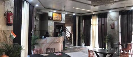 Superior Room, City View | Dining