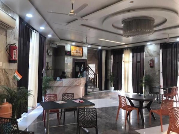 Superior Room, City View | Dining