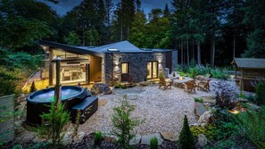 Outdoor dining - Heilan Roo, Perth and Kinross. (Pitlochry)