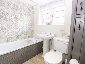 Shower - Hollyhedge Cottage, Briston (Melton Constable)
