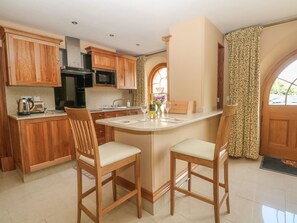Private kitchen - Lacewood - A Charming Retreat (Buxton)