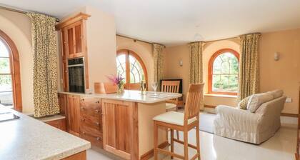 Lacewood - A Charming Retreat