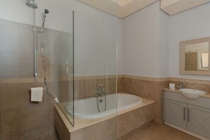 Douche, sèche-cheveux, bidet, serviettes fournies