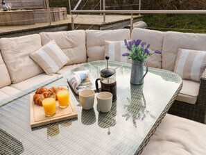 Outdoor dining - Restharrow Lodge, Bamburgh (Bamburgh)
