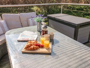 Outdoor dining - Restharrow Lodge, Bamburgh (Bamburgh)