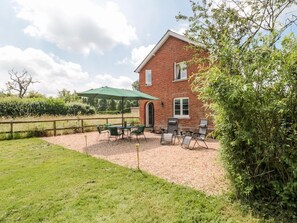 Outdoor dining - Old Rectory Cottage, Sturminster Newton (Sturminster Newton)