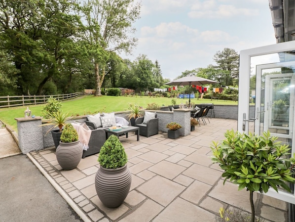 Outdoor dining - Pondfield Gate, Cwmgors (Ammanford)