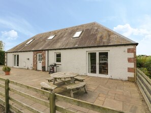 Outdoor dining - Lon Cottage, Blairgowrie (Perth)