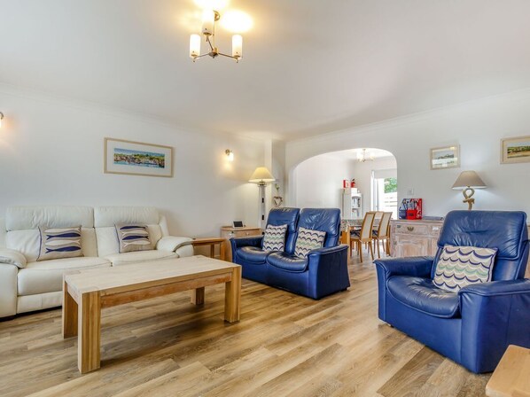 Living area - 8 Harlyn Mews, Harlyn, Cornwall (Padstow)