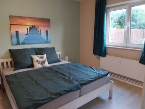 WiFi, bed sheets - Apartment 'Naturglück' with Private Garden and Wi-Fi (Sundhagen)