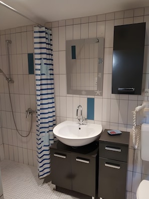 Shower, hair dryer, towels - Apartment 'Naturglück' with Private Garden and Wi-Fi (Sundhagen)