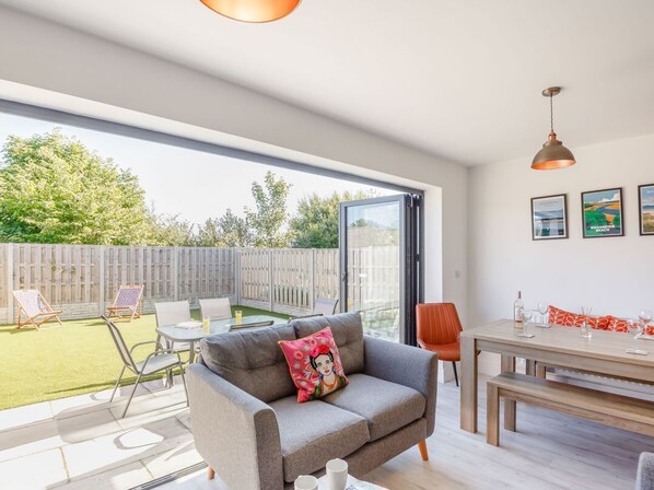 Outdoor dining - Sea View, Llanfaelog (Ty Croes)