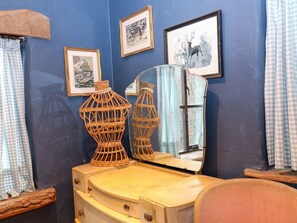 Interior - SPRING PARK FARMHOUSE, Hot tub, WiFi, Launceston (Launceston)