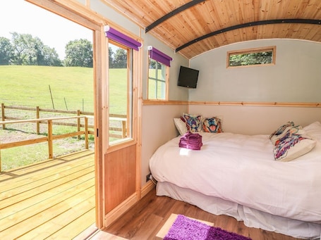 Room. Charming Railway Carriage Retreat