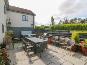 Outdoor dining - Nant-yr-Rhedyn, Red Wharf Bay (Red Wharf Bay)