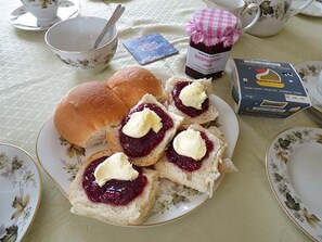 Breakfast meal - Shepherds Rest: A Pet-Friendly Retreat (Bude)