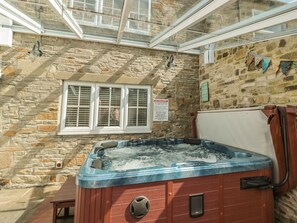Indoor spa tub