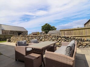 Outdoor dining - Beudy Bach, Llanfair (Llanbedr)