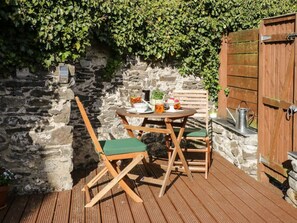 Outdoor dining - Marlin Cottage, Conwy (Conwy)