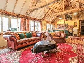 Living area - Jackdaw's Roost: A Cozy Retreat (Gloucester)