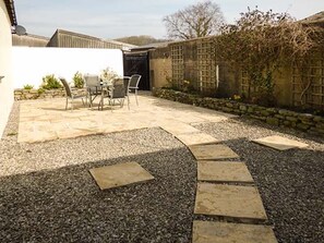 Outdoor dining - The Byre - A Charming Retreat (Grange-Over-Sands)