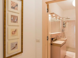 Een haardroger, handdoeken, zeep, toiletpapier