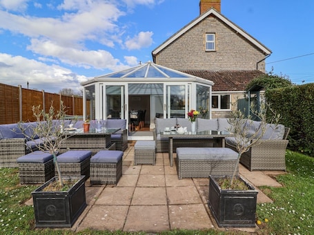 屋外ダイニングエリア. Metcalfe House, Compton Dundon