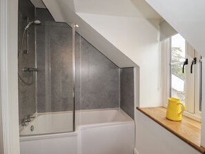 Shower - Rhos Las, Cerrigydrudion. 4bed (Corwen)