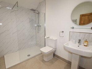 Shower - Rhos Las, Cerrigydrudion. 4bed (Corwen)