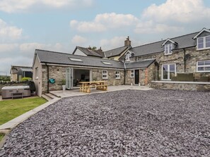 Outdoor dining - Rhos Las, Cerrigydrudion. 4bed (Corwen)