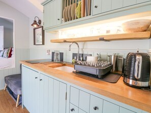 Private kitchen - Damsel Shepherds Hut, Baldwell Ash (Bury St. Edmunds)