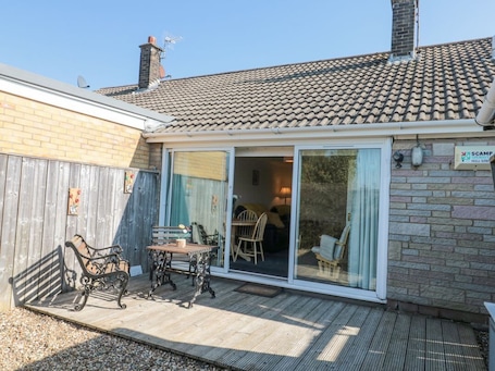 Outdoor dining. Charming Danescroft Retreat Near Bridlington