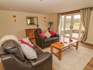 Living area - COTTAGE, WiFi, enclosed patio, near Cowling (Keighley)