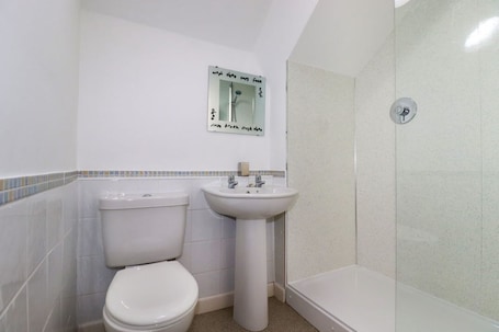 Shower. Trevarthian Farm (Apartment), Quintrell Downs