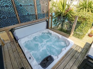 Outdoor spa tub - Daisy Cottage, Benllech (Tyn-y-Gongl)