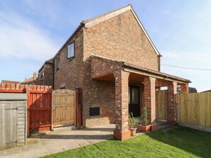 Exterior - Rose: Charming Home in Barlby (Selby)
