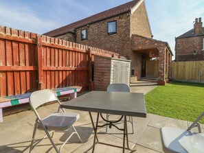 Outdoor dining - Rose: Charming Home in Barlby (Selby)