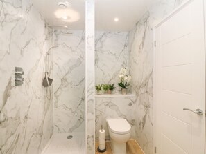 Shower - Y Beudy: Charming Retreat in Caernarfon (Caernarfon)