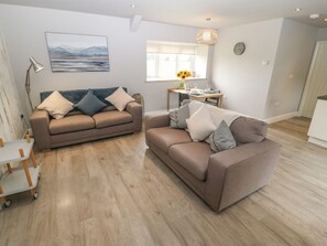 Living area - Bodsela Bach: A Cozy Getaway (Pwllheli)